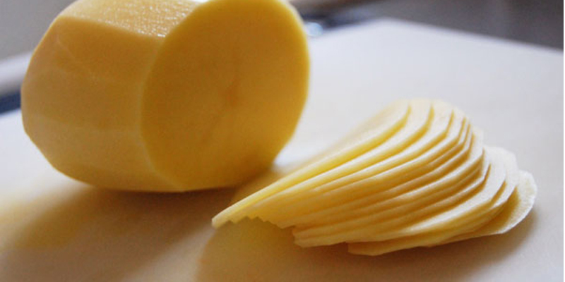 Cắt khoai tây sống thành lát mỏng và đắp lên vết bỏng