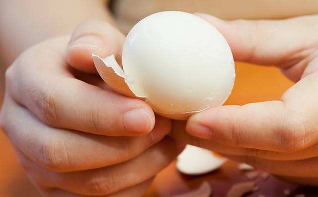 Mẹo vặt luộc trứng để có thể bóc vỏ trứng luộc dễ dàng hơn