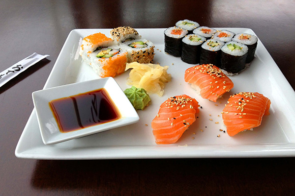 Sushi được phục vụ kèm với một đĩa nước chấm tùy theo khẩu vị thực khách