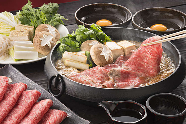 Lẩu khô Nhật Bản với thành phần chính là thịt bò và các loại nấm là một món ăn rất được yêu thích