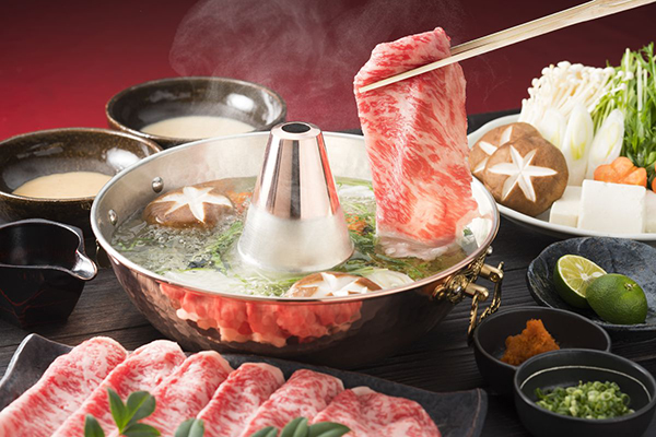 Những lát thịt bò được nhúng trong nước lẩu đậm đà là món ăn lí tưởng của xứ Nhật khi trời trở lạnh