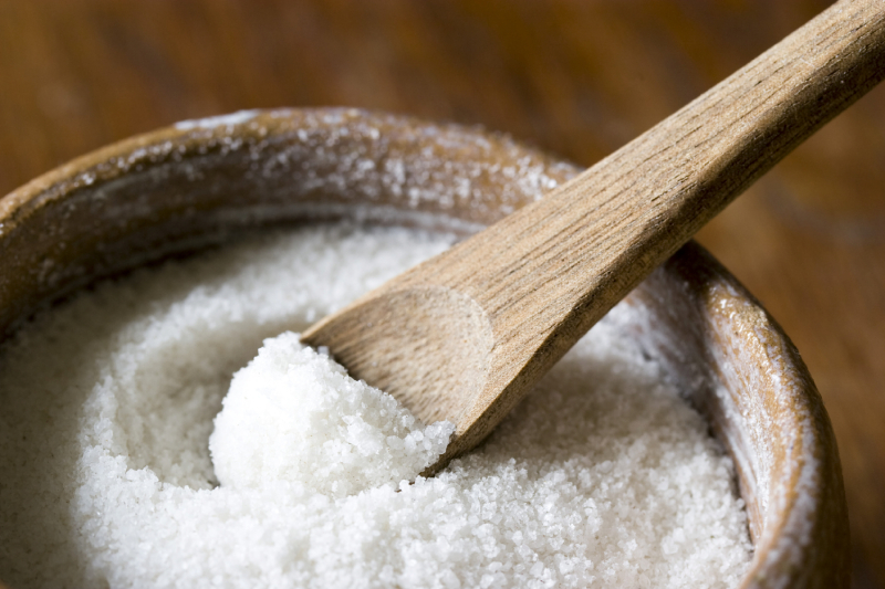 Muối là một trong những nguyên liệu tốt để cọ rửa các sản phẩm làm từ gốm, sứ, thủy tinh.
