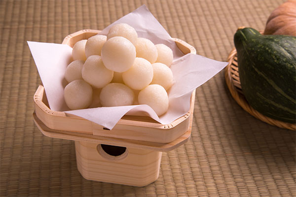 Bánh Tsukimi-dango có nguyên liệu từ gạo, có hình dáng khá giống bánh mochi