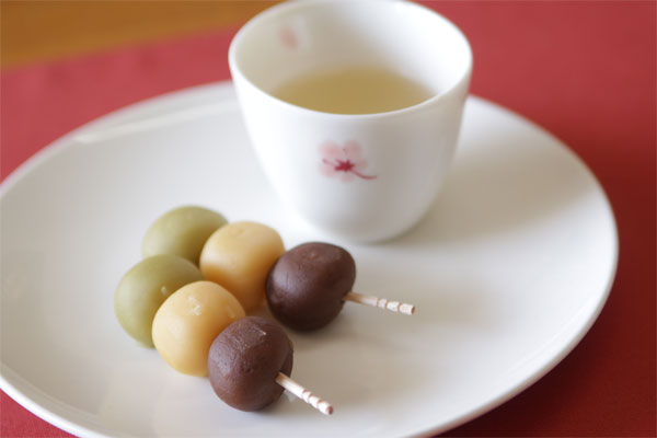 Bánh Tsukimi-dango có thể được chế biến thành nhiều màu sắc khác nhau, thường được dùng cùng nước trà ấm