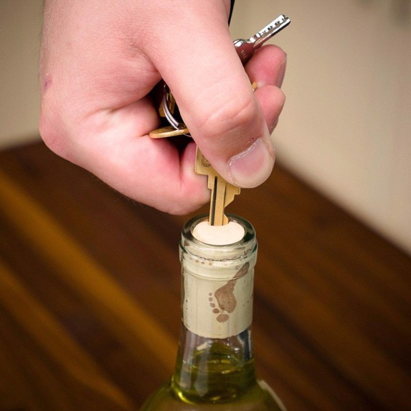 Mở rượu bằng chìa khóa xe