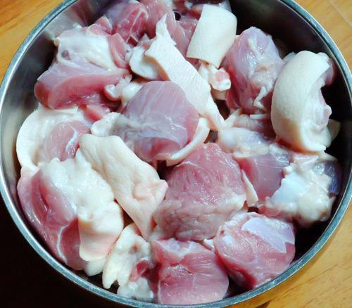 Thịt chân giò heo làm sạch thật kĩ trước khi nấu thịt đông 