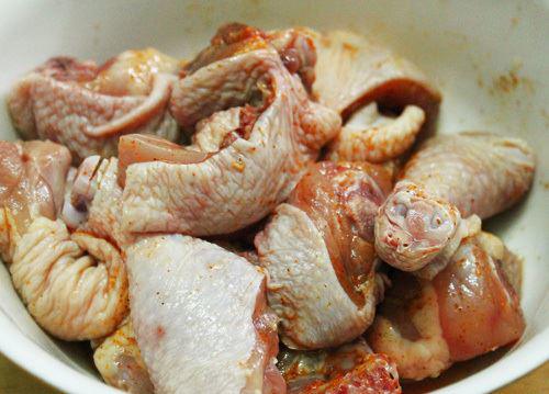 Thịt gà ngâm muối rửa sạch, chặt thành miếng vừa ăn.