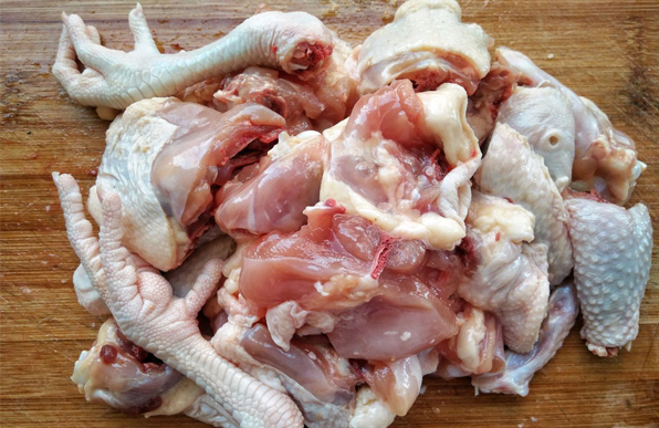 Thịt gà kho tàu cần chặt miếng to để khi kho không bị nát