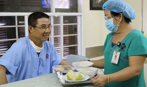 Bệnh nhân điều trị tại Bệnh viện quốc tế Minh Anh được phục vụ miễn phí phần ăn theo hướng dẫn của bác sĩ