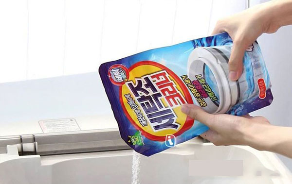 các gói tẩy vệ sinh máy giặt là loại thuốc tẩy hóa học, có công dụng làm sạch bụi bẩn bám trong lồng giặt