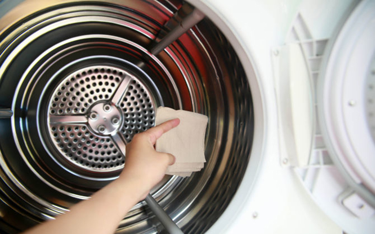Theo các chuyên gia điện máy, bạn nên vệ sinh lồng giặt hàng tháng.