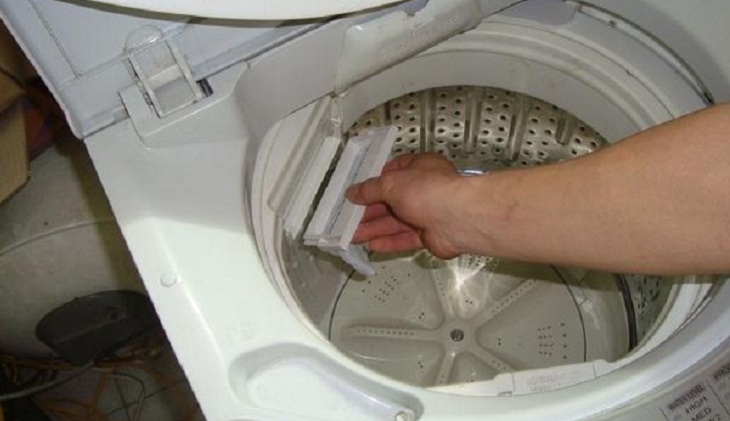 Khi giặt xong, bạn dùng miếng mút sạch nhúng vào giấm ăn