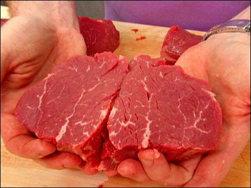 Thịt bò tươi ngon thường có màu đỏ tươi