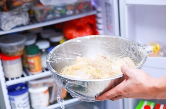 Bảo quản cơm đúng cách trong tủ lạnh sẽ giúp cơm lâu bị ôi thiu