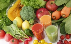 Rau xanh và hoa quả tươi giúp người bệnh tăng cường hệ miễn dịch.