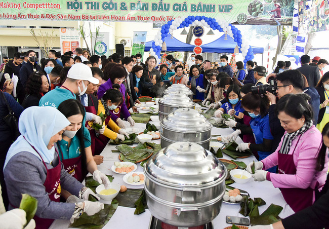 Với 143 gian hàng, Liên hoan ẩm thực quốc tế năm nay mang đến những món ăn, sản vật, sách báo, ấn phẩm tuyên truyền, đồ lưu niệm, thủ công mỹ nghệ đặc trưng nhất của nhiều quốc gia trên thế giới và các vùng, miền của Việt Nam.