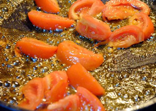 Xào cà chua mềm nhuyễn đễ om với cá chép dưa chua