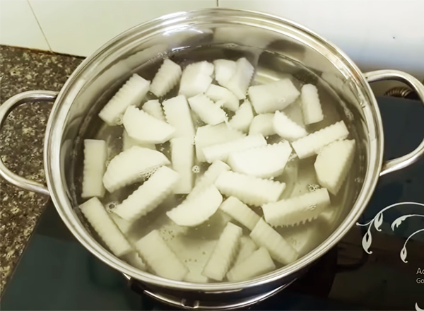Luộc sơ củ cải trắng để khử vị đăng đắng khó ăn