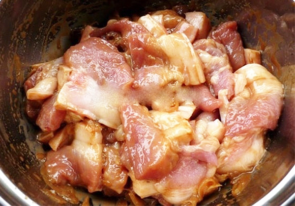 Ướp thịt heo 15-20 phút cho thịt ngấm gia vị để món thịt kho với củ cải trắng tròn vị đậm đà nhé