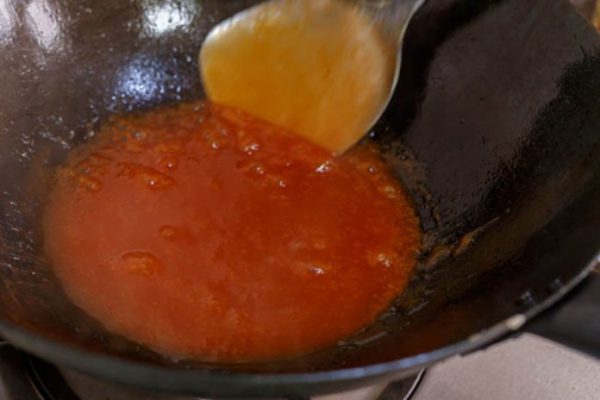 Thêm giấm, muối và bột bắp để tạo độ chua ngọt