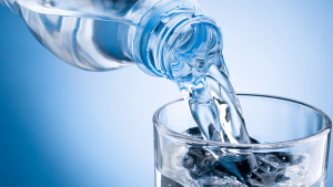 Uống nhiều nước trong thời gian bạn bị sốt sẽ giúp cơ thể không bị mất nước