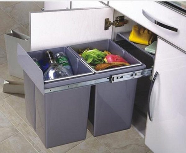 thùng chứa rác vào trong một ngăn của tủ bếp