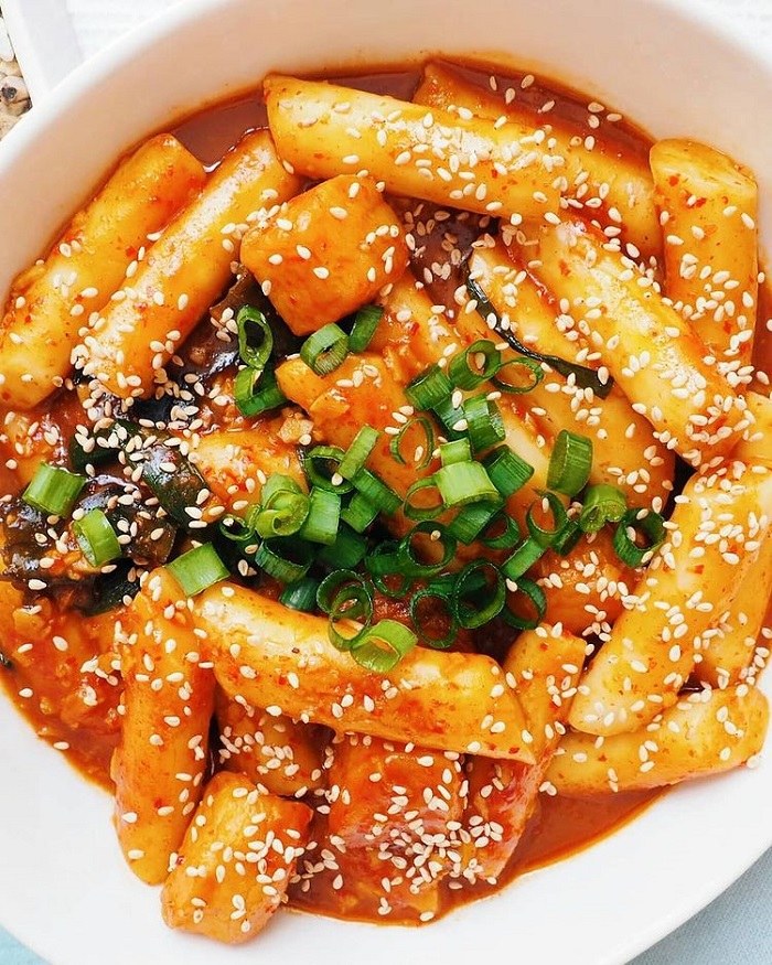 Tteokbokki là món ăn cực kỳ phổ biến vào mùa đông ở Hàn Quốc. 
