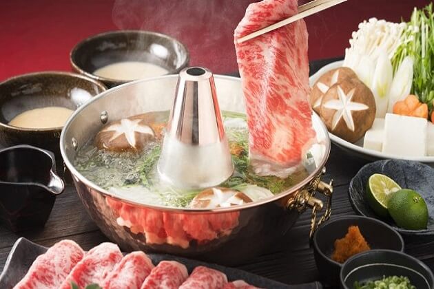 Món lẩu Shabu-shabu hấp dẫn với thịt bò và nước lẩu